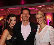 Claudia Schwarz, Axel Ludwig (Ex-Hotel-Direktor „Vier Jahreszeiten Kempinski“), Natascha Grün("Dresscoded") beim „Vier Jahreszeiten Fashion Charity Dinner“ 2018 (©Foto. Martin Schmitz)